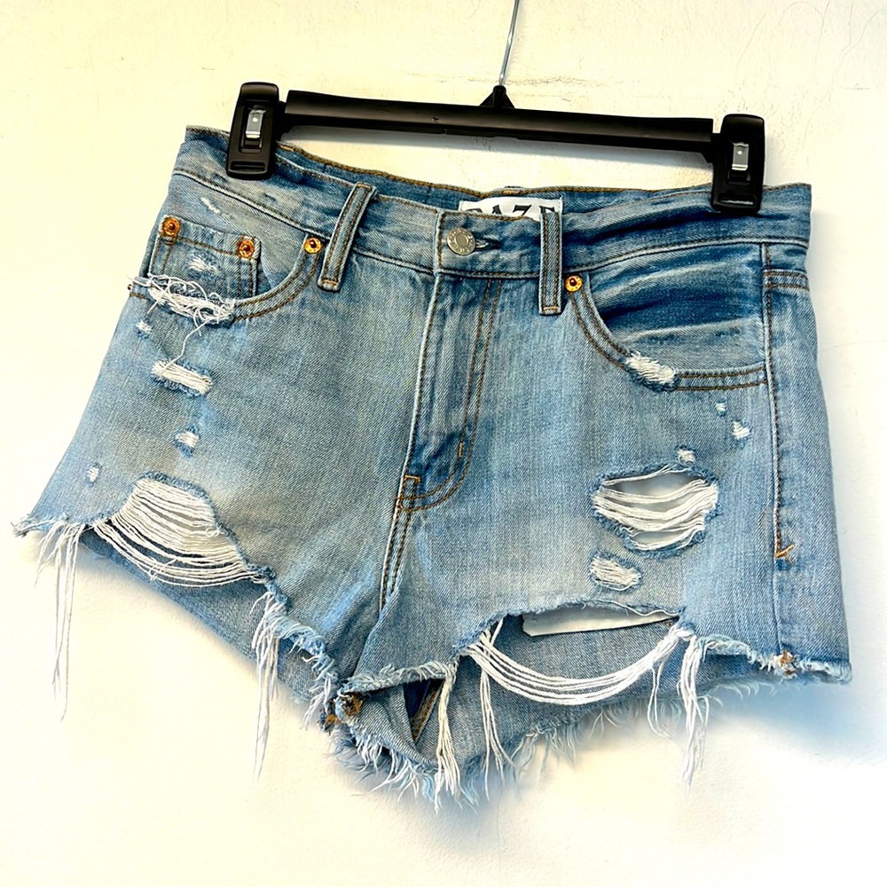 EUC Daze Denim Troublemaker Light
Wash Distressed High-Rise Cutoff
Shorts Womens